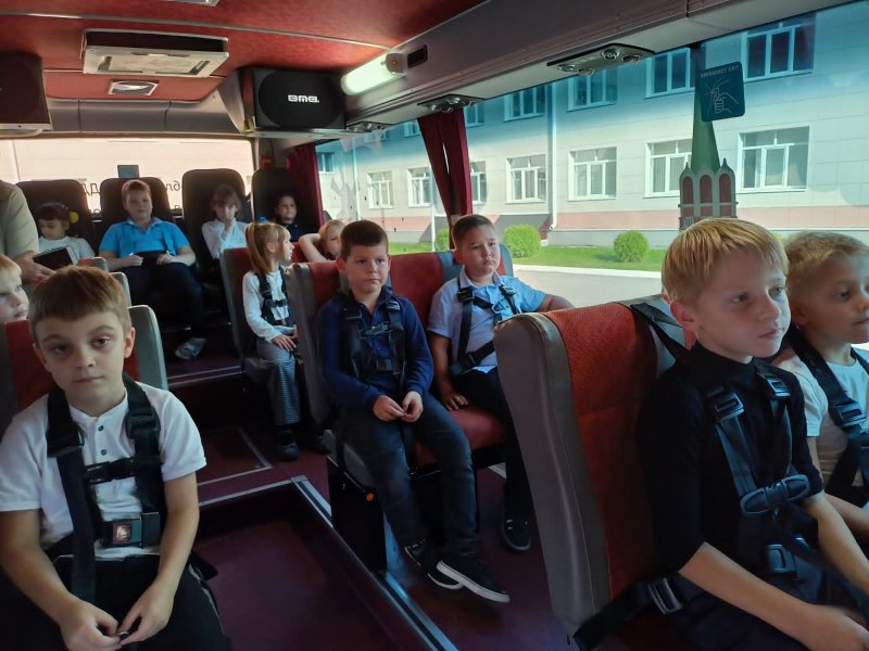 В Ряжске сотрудник Госавтоинспекции провел занятие в автобусе-тренажере «Школа дорожной безопасности»