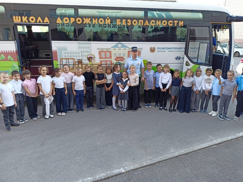 В Ряжске сотрудник Госавтоинспекции провел занятие в автобусе-тренажере «Школа дорожной безопасности»