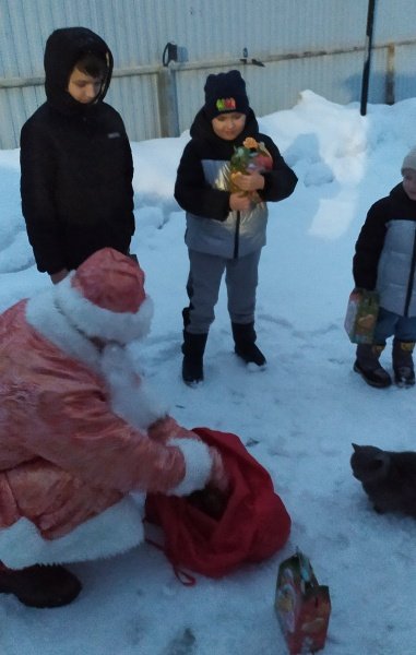 В Ряжске «Полицейский Дед Мороз» навестил многодетную семью, где воспитывается 7 братьев и сестер