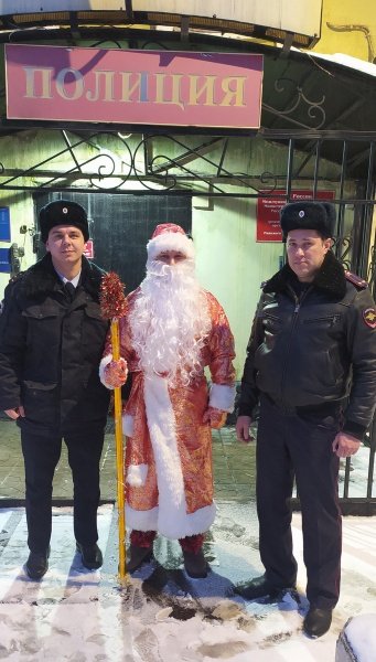 В Ряжске «Полицейский Дед Мороз» навестил многодетную семью, где воспитывается 7 братьев и сестер